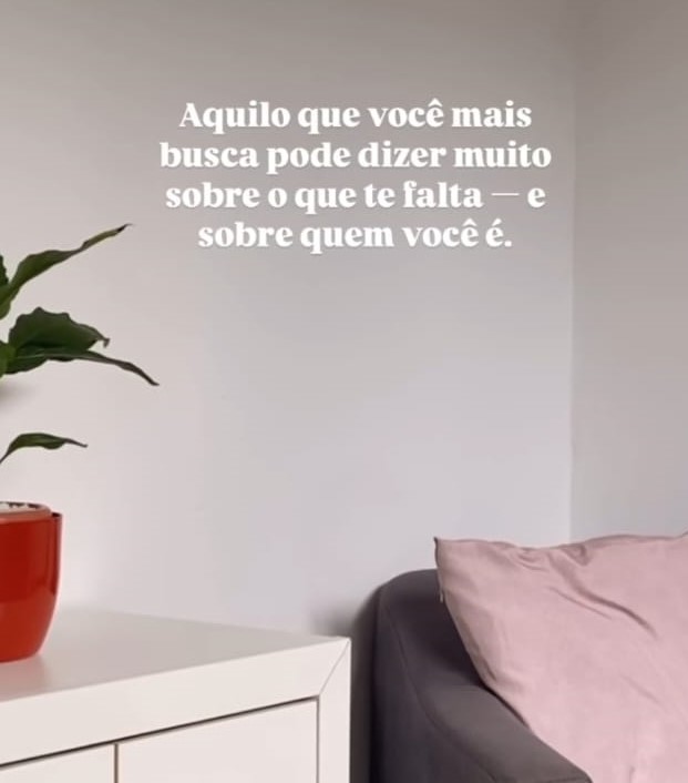 Ambiente de consultório com sofá — post 'Aquilo que você mais busca pode dizer muito sobre o que te falta'